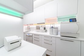 Sterilisationsraum für Zahnarztpraxen