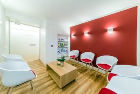 Arztpraxis Empfang und Wartebereich
